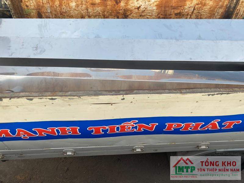 Vận chuyển máng xối inox 201 cho công trình cải tạo nhà ở phường Tân Quý, Quận Tân Phú