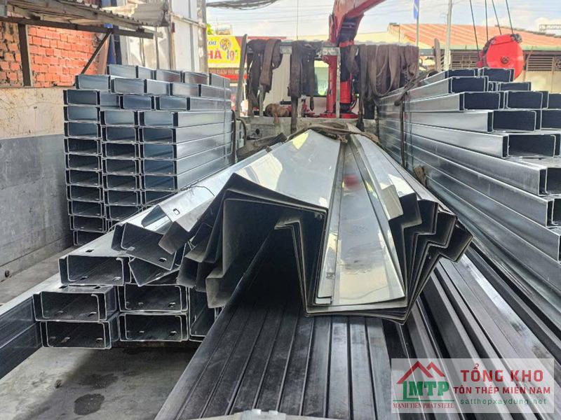 Giao máng xối inox 430 cho mái che sân thượng nhà phố đường Thoại Ngọc Hầu