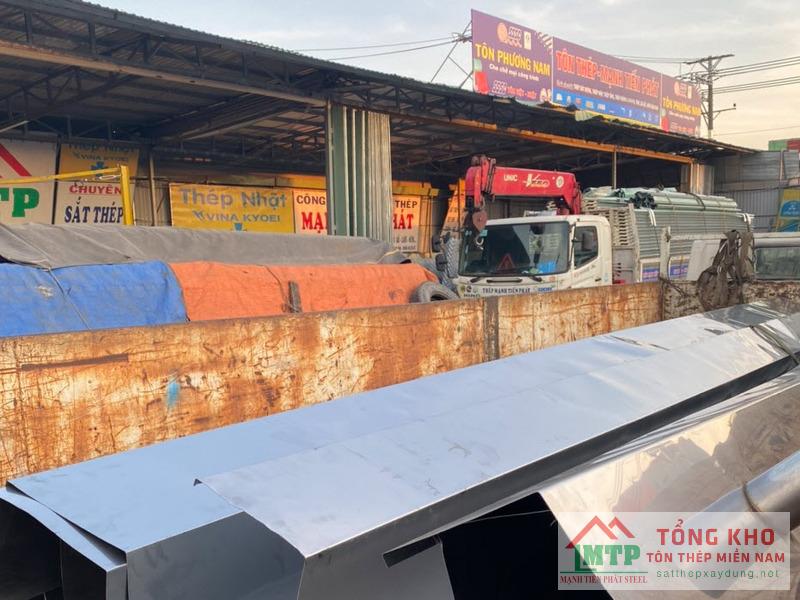 Hoàn thiện và bàn giao máng xối inox cho cơ sở chế biến tại huyện Trần Đề