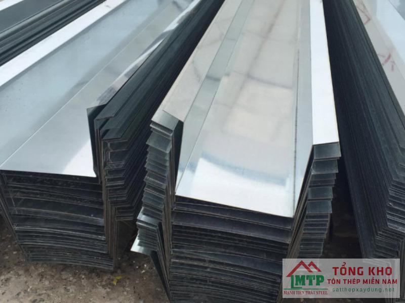 Gia công và giao máng xối inox 201 cho nhà xưởng tại huyện Càng Long