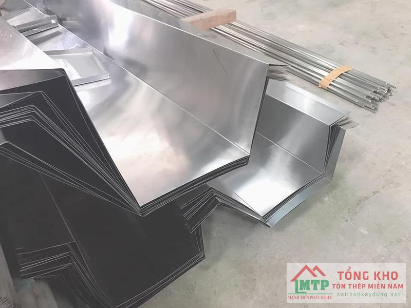 Vận chuyển máng xối inox 430 cho nhà dân cải tạo mái tại TP. Trà Vinh