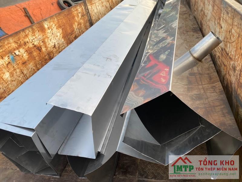 Hoàn thiện đơn hàng máng xối inox cho cơ sở chế biến nông sản tại huyện Trà Cú