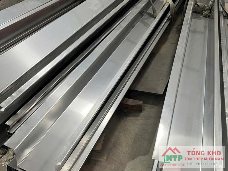 Giao máng xối inox 430 cho mái che ban công nhà phố khu vực Trường Thọ