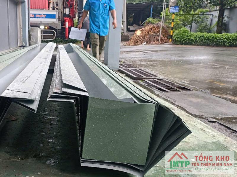 Lắp đặt máng xối inox 430 cho mái che sân thượng nhà phố tại Quận 12