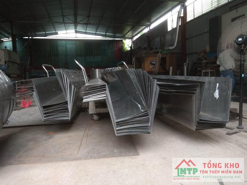 Vận chuyển máng xối inox 304 dày 1.2mm đến khách sạn mini đường 3 Tháng 2
