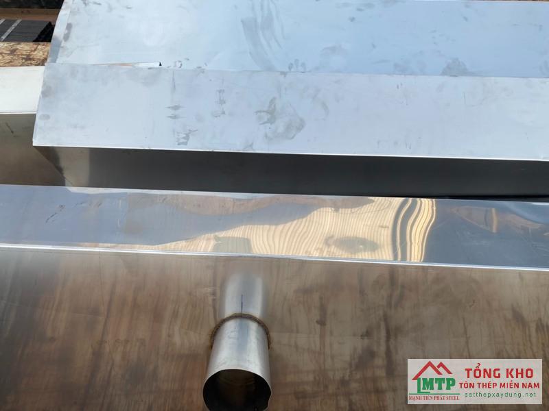 Cung cấp máng xối inox 201 dày 0.9mm cho công trình cải tạo nhà ở đường Lê Văn Lương, Quận 7