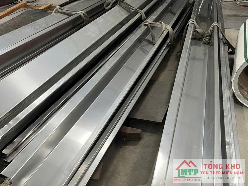 Giao máng xối inox 304 cho nhà dân tại TP. Gia Nghĩa