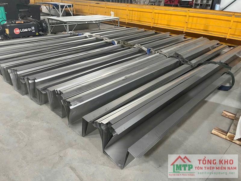 Vận chuyển máng xối inox 201 chia đoạn cho nhà trọ tại Đắk Mil
