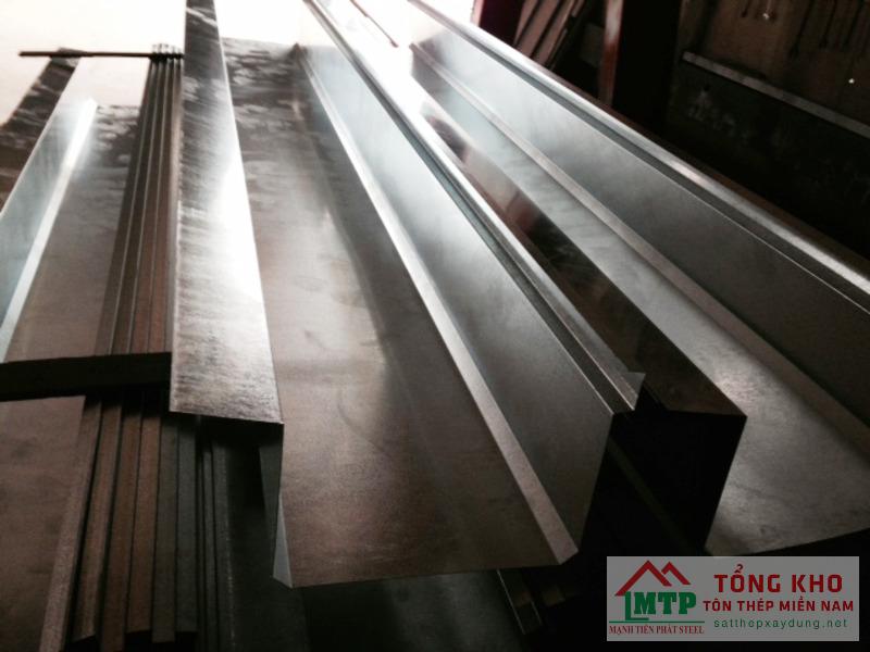 Gia công và giao máng xối inox 201 cho nhà xưởng tại huyện Long Hồ