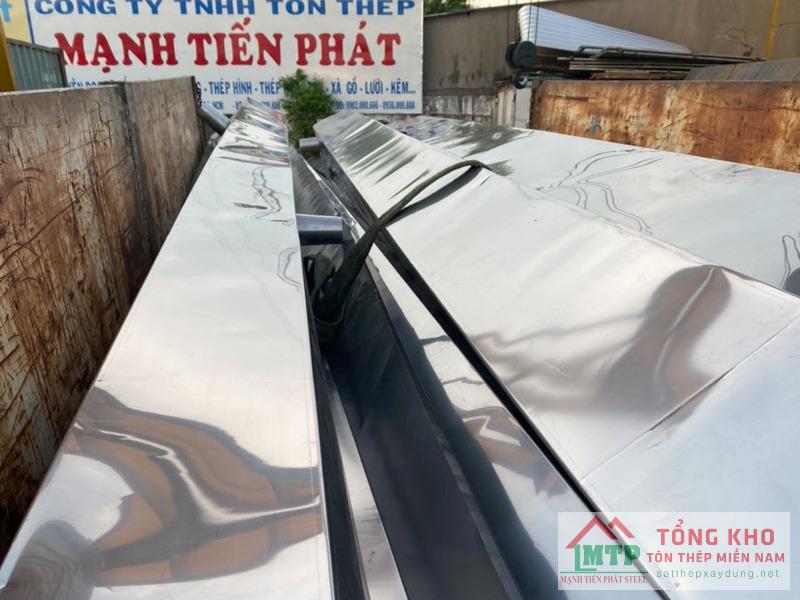 Hoàn thiện đơn hàng máng xối inox cho cơ sở chế biến nông sản tại huyện Trà Ôn