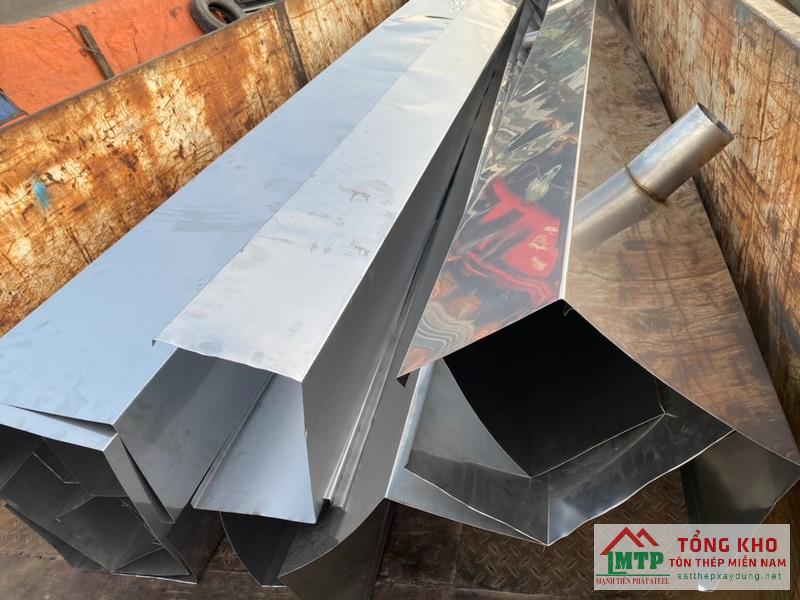 Giao máng xối inox 430 dày 1.0mm cho chung cư mini khu Bà Hom