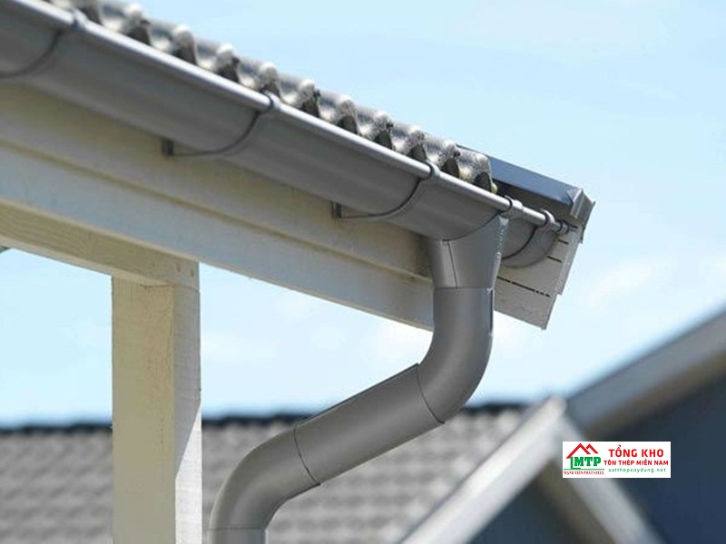 Dùng máng xối inox chống gỉ sét tốt hơn, đảm bảo tính thẩm mỹ