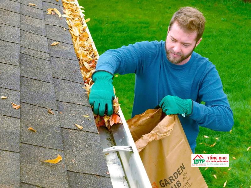 Nên vệ sinh định kỳ máng xối để thoát nước tốt hơn