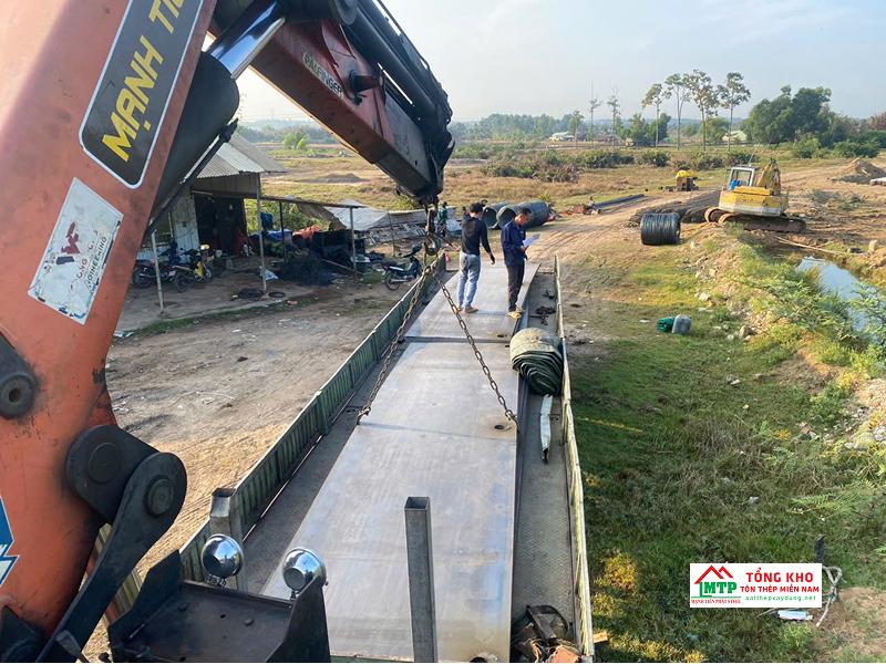 Tôn Thép MTP có xe vận chuyển tấm tôn trải đường nhanh đến công trình