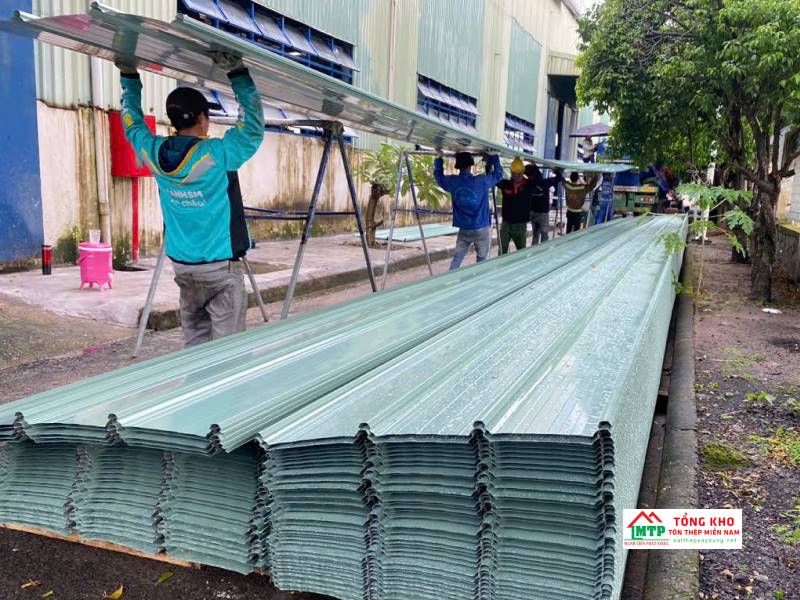 Sử dụng tôn cliplock khổ 975 của Tôn Thép MTP giúp giảm số lượng tôn, tiết kiệm chi phí nhân công