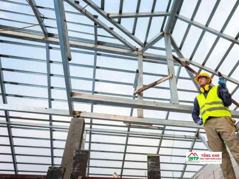 Với những kết cấu yêu cầu chịu lực cao như khung mái tôn nên chọn thép hộp Đức Việt có độ dày từ 1.4mm trở lên