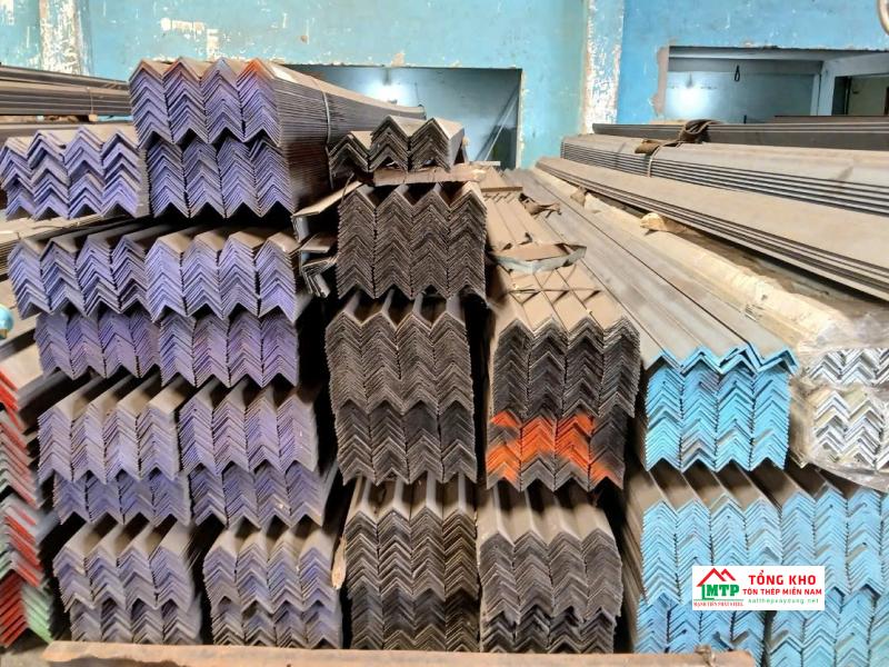 Giá thép V50 bị ảnh hưởng bởi chi phí vận chuyển và kho bãi