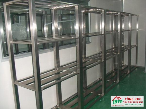 Dùng sắt hộp chữ nhật 100x300 làm khung giàn thép