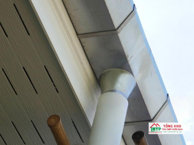Giá đỡ máng xối tôn dùng cho nhà xưởng lớn