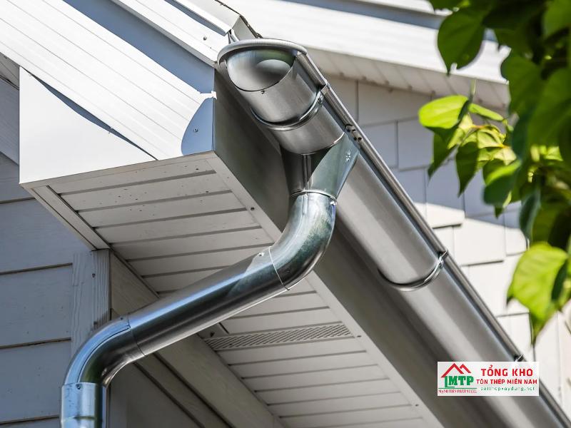 Giá đỡ máng xối inox là phụ kiện dùng cố định máng inox không bị xê dịch khi có lượng nước lớn chảy vào máng
