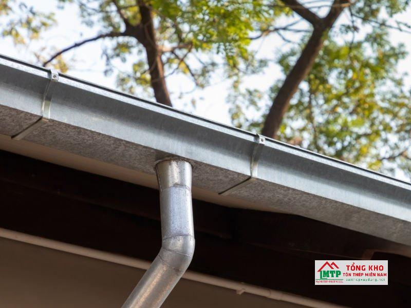 Giá đỡ máng xối mái tôn là phụ kiện dùng cố định máng xối trong hệ thống mái