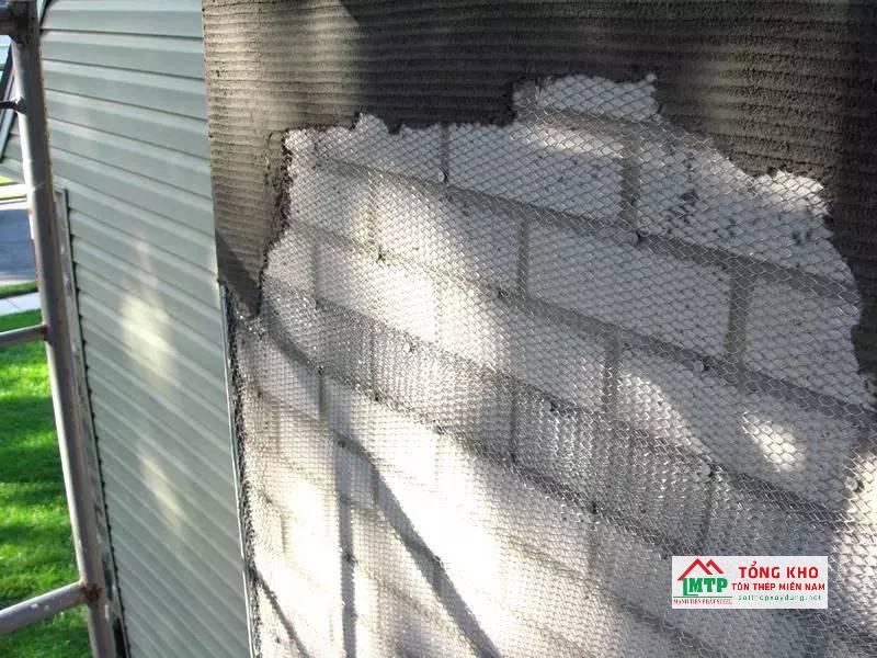 Nếu trát tường ngoài trời nên dùng lưới mạ kẽm hoặc lưới dày để chống ăn mòn tốt hơn