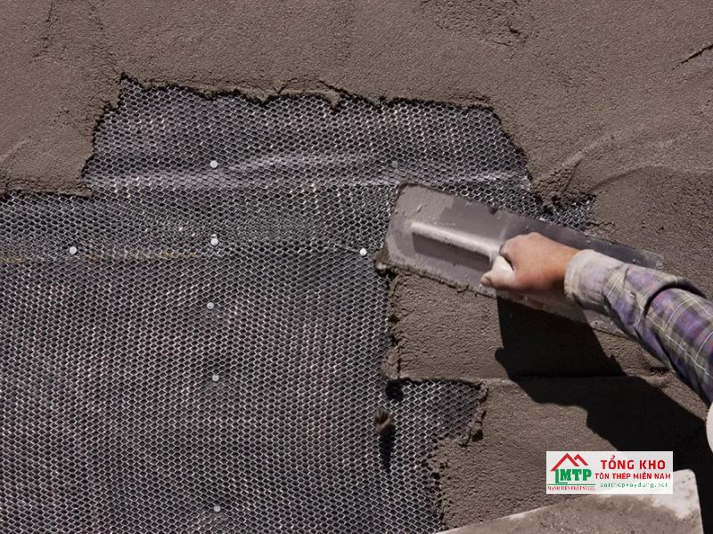 Lưới tô tường được đo và cắt đúng kích thước, được cố định bằng đinh và cuối cùng là trát vữa phủ kín lưới
