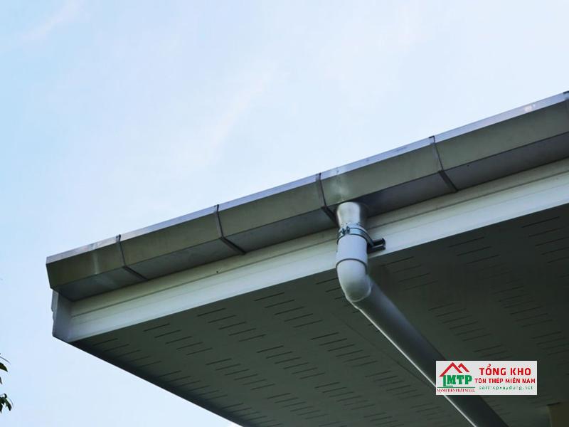 Ứng dụng giá đỡ máng xối tôn cho nhà biệt thự