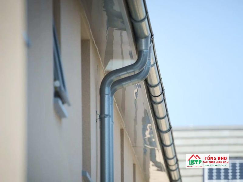 Báo giá giá đỡ máng xối inox thường biến động theo loại inox gia công, kích thước, kiểu gia công,...
