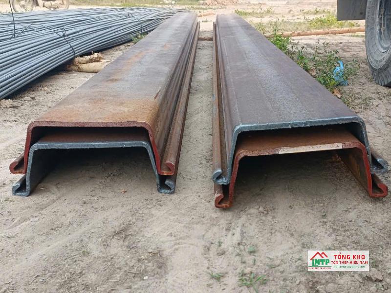 Cừ larsen có tiết diện hình chữ U, hai bên mép có khóa liên kết để ghép nối các thanh cừ với nhau