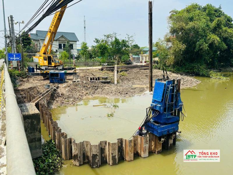 Giá ép cừ larsen tại Đồng Tháp ảnh hưởng bởi nhiều yếu tố như vị trí công trình, khối lượng và mặt bằng thi công 