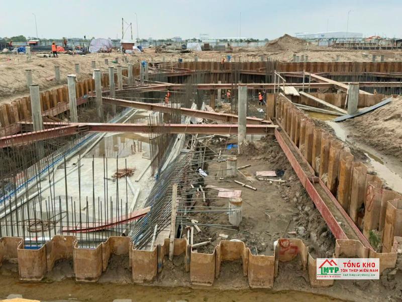 Các công trình hố móng sâu, thi công tầng hầm hoặc công trình ven biển tại Ninh Thuận thường chọn phương án ép cừ larsen